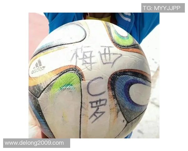 足球明星与粉丝亲密互动现场签名活动引发热烈反响